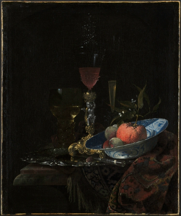 Verre à vin et bol de fruits