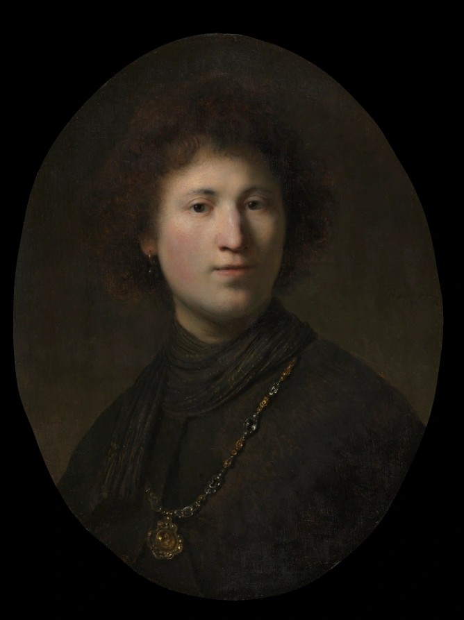 Un jeune homme avec une chaîne